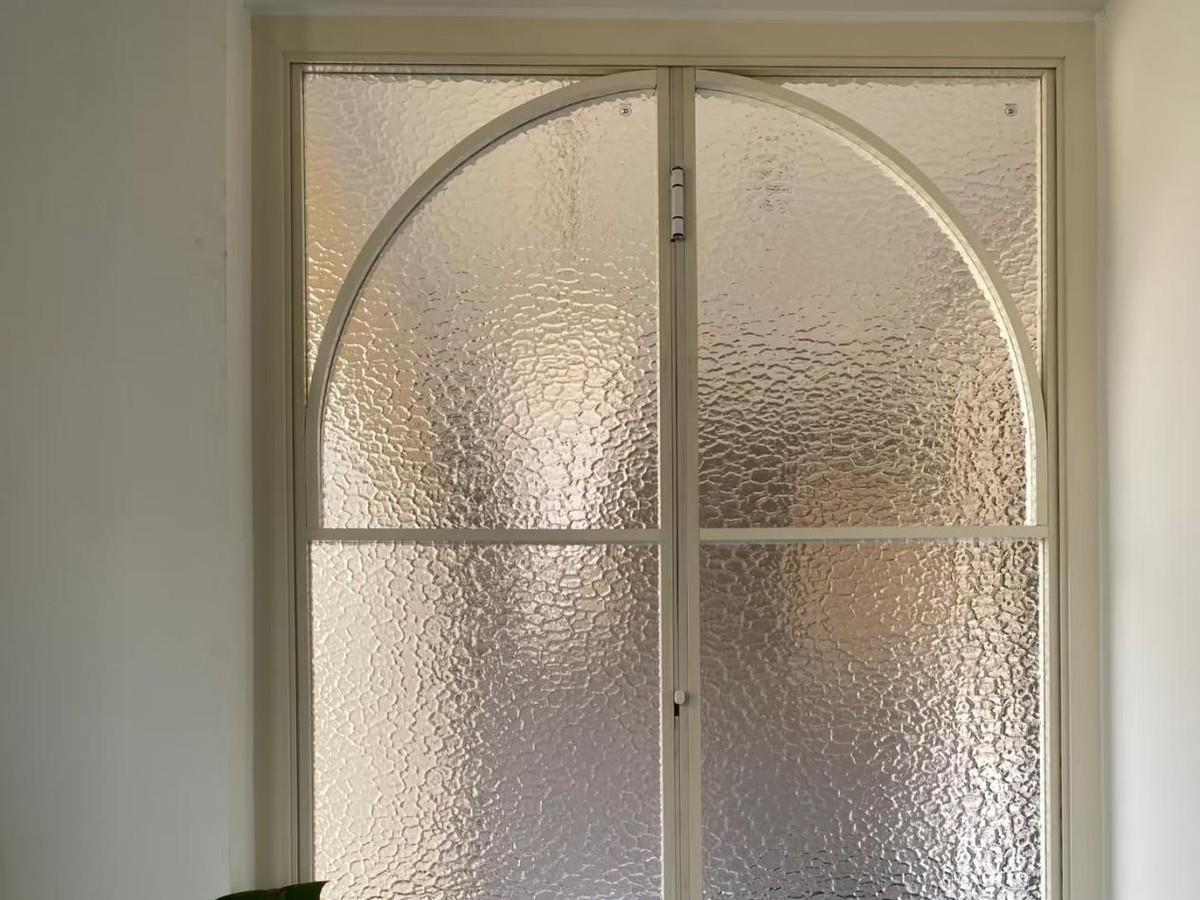 During this renovation, my husband insisted on not installing a sliding kitchen door. After the completion, the effect was amazing.