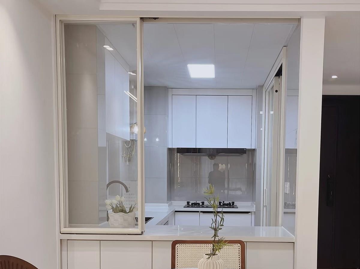 During this renovation, my husband insisted on not installing a sliding kitchen door. After the completion, the effect was amazing.