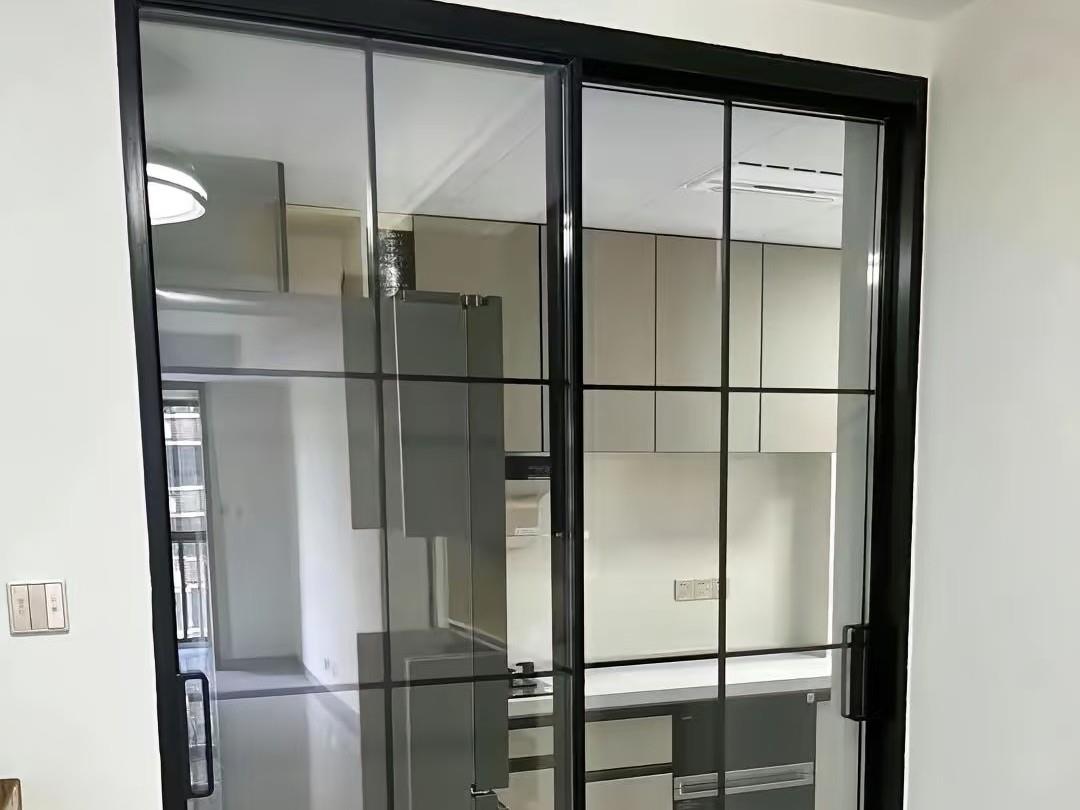 During this renovation, my husband insisted on not installing a sliding kitchen door. After the completion, the effect was amazing.