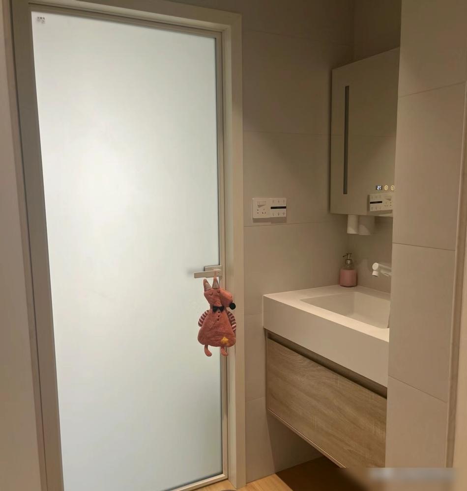 More and more people don’t install Changhong glass doors in their bathrooms. This is now a popular practice, which looks better and is easier to use.