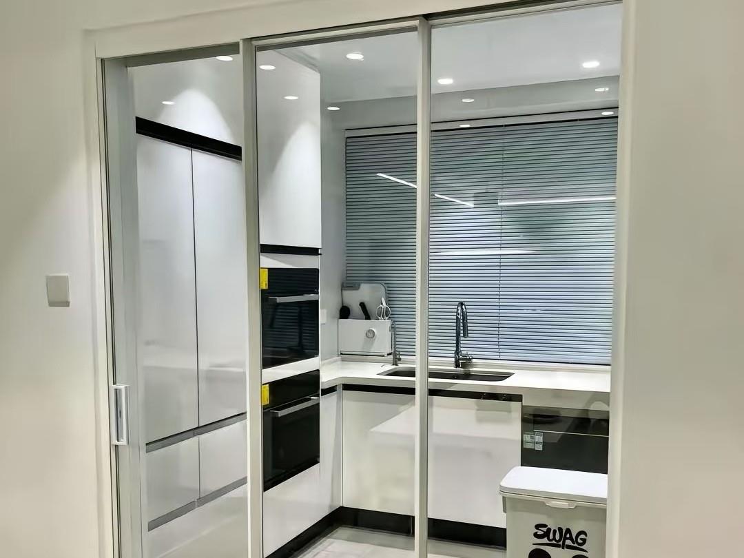 During this renovation, my husband insisted on not installing a sliding kitchen door. After the completion, the effect was amazing.