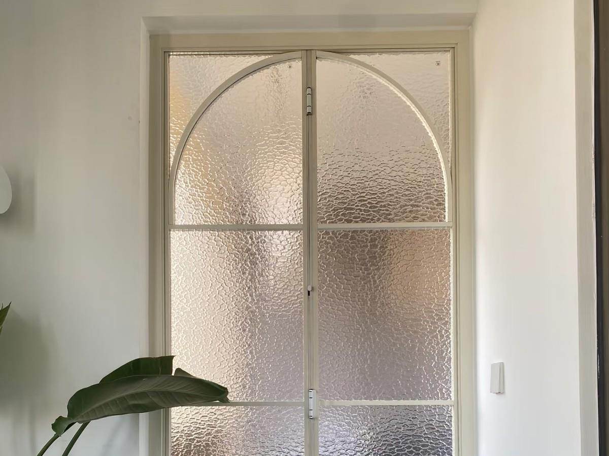 During this renovation, my husband insisted on not installing a sliding kitchen door. After the completion, the effect was amazing.