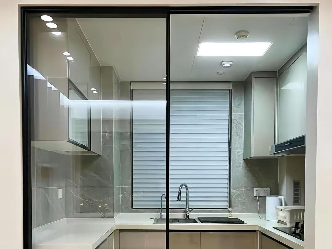 During this renovation, my husband insisted on not installing a sliding kitchen door. After the completion, the effect was amazing.