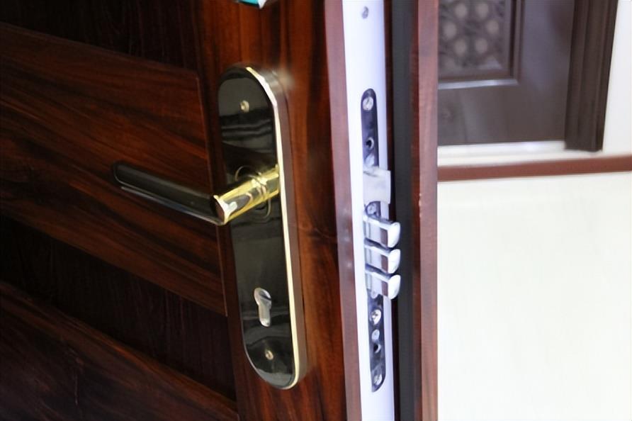 An uncle who sells anti-theft doors revealed: When buying anti-theft doors, you can judge the safety by looking at the mark on the door.