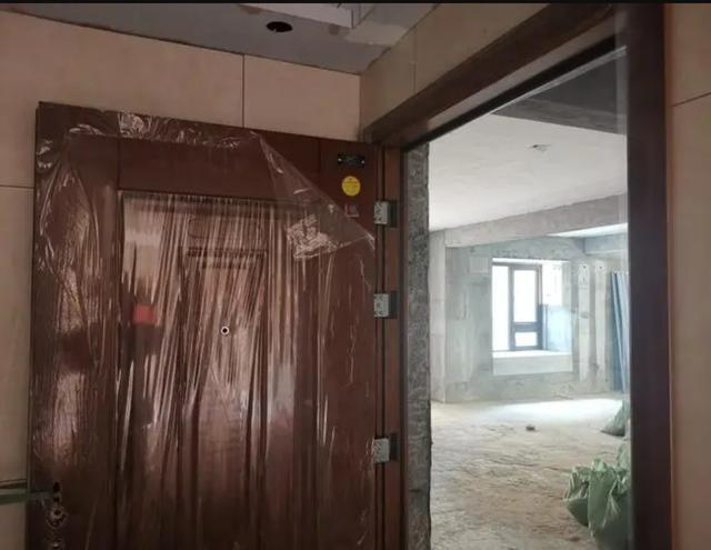 Does the entrance door provided by the developer need to be replaced? In the following situations, it is recommended to replace it directly