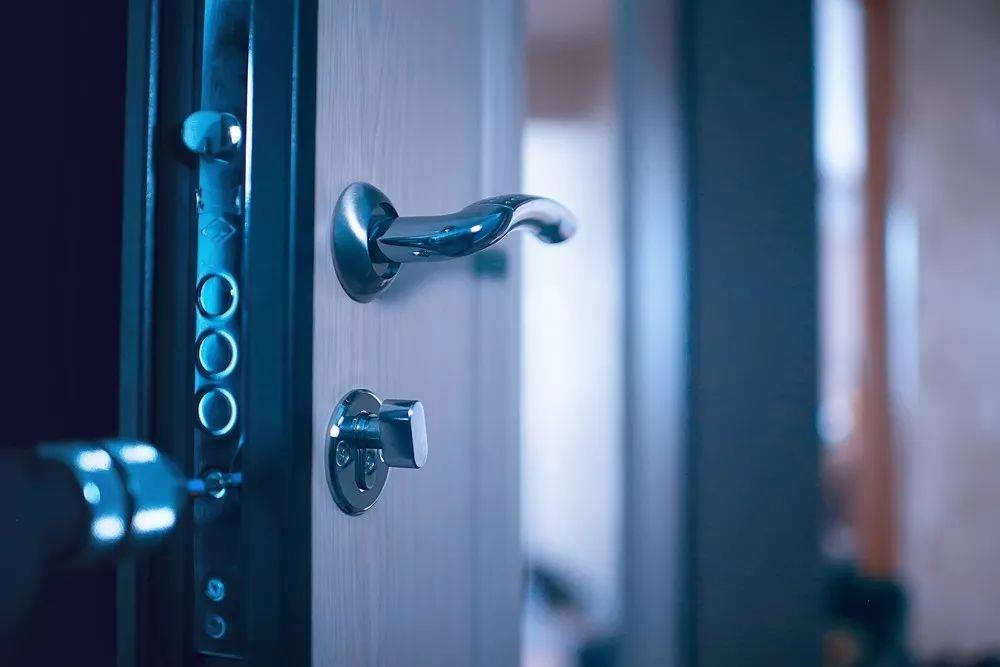 The list of unqualified security doors has been announced. Has your security door been \"shot\"?