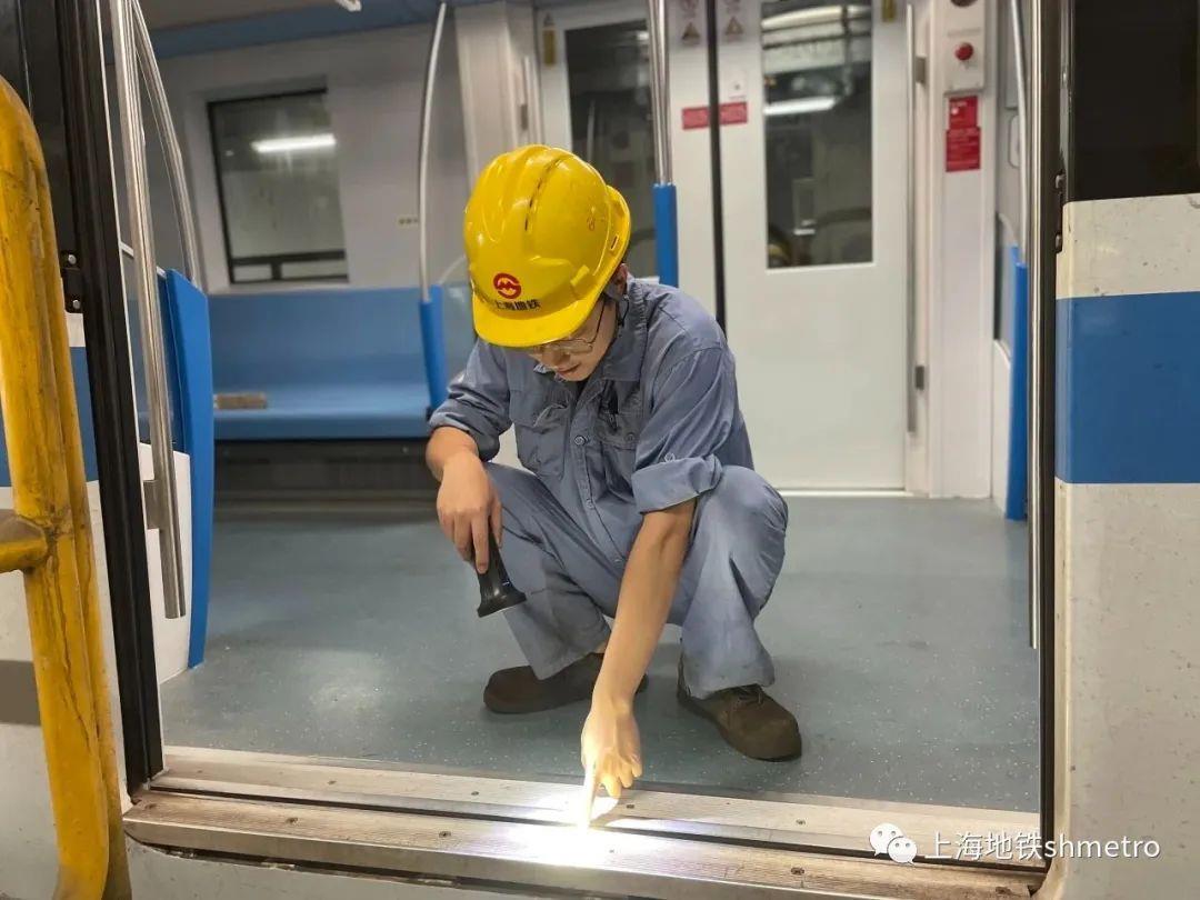 Pneumatic doors are converted into electric doors: Shanghai Metro retrofits the doors of some old models to improve operational reliability