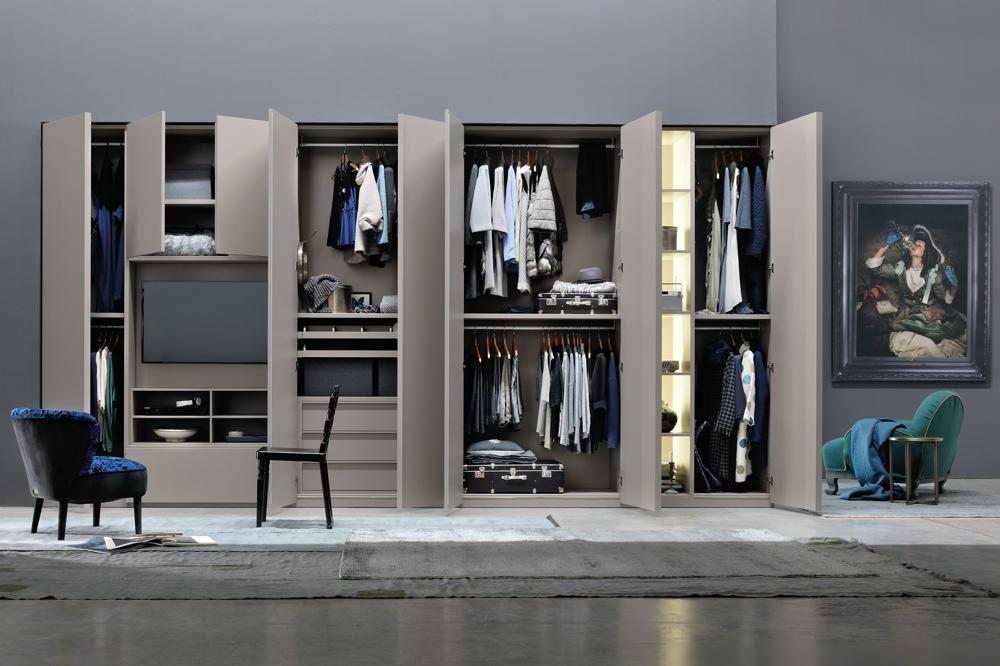 Should you choose a flush door or a sliding door for your wardrobe? Comparing the advantages and disadvantages and objectively speaking about my opinions.