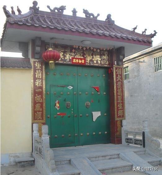 When Mr. Zhang built a house in rural Henan, he did not set the courtyard gate in the middle. Why did he do this?