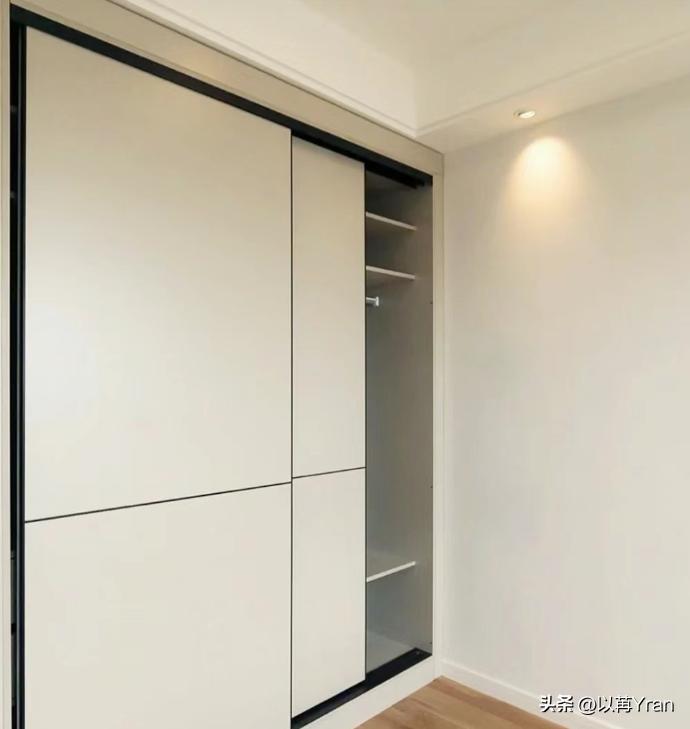 Sliding doors or swing doors for wardrobe? After experiencing this, I can’t help but feel uncomfortable saying these words. They are so true.