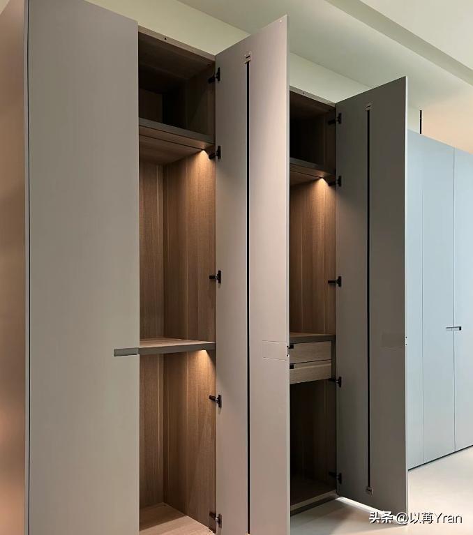 Sliding doors or swing doors for wardrobe? After experiencing this, I can’t help but feel uncomfortable saying these words. They are so true.