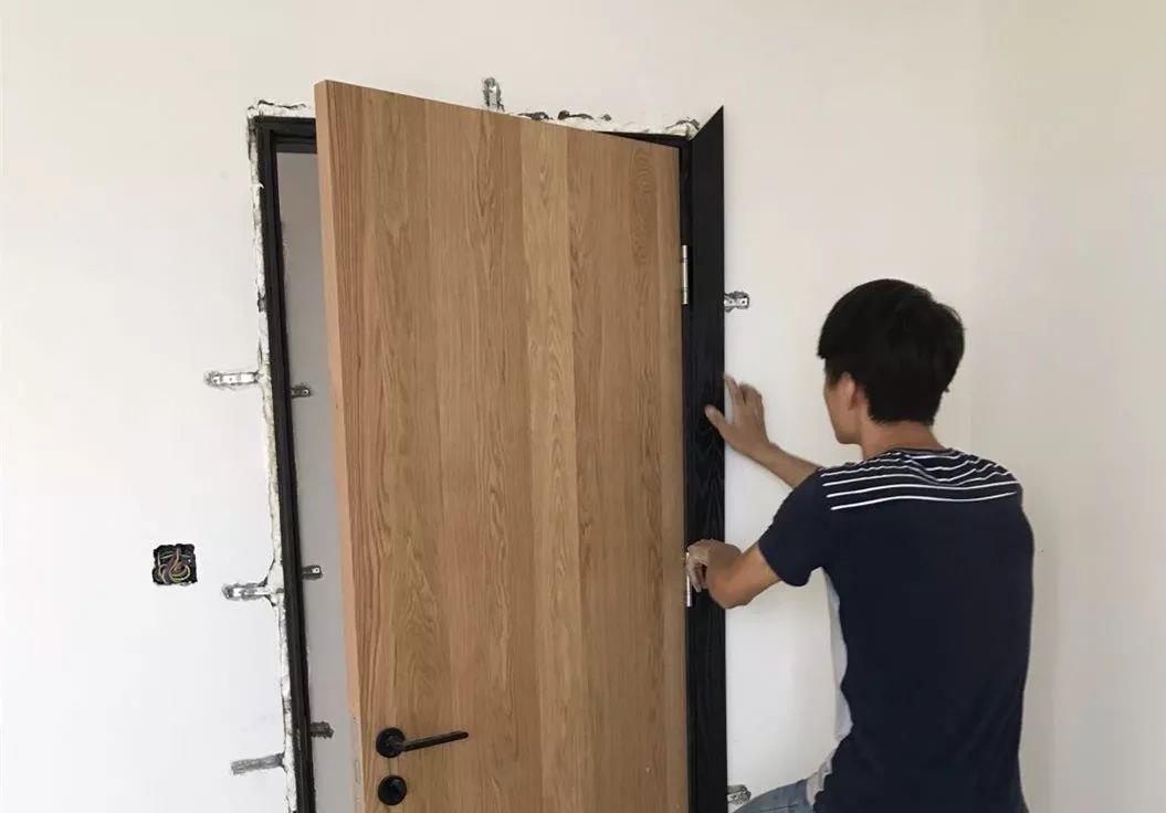 Install the door first, or put the wallpaper first? After installing it in the correct order, the closing details will be more beautiful.