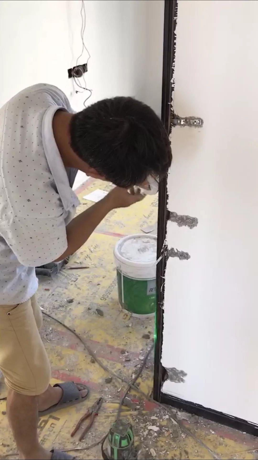 Install the door first, or put the wallpaper first? After installing it in the correct order, the closing details will be more beautiful.