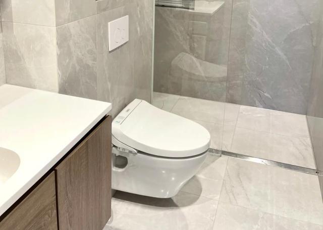 No matter how big or small the bathroom is, don’t blindly follow the trend. It was an internet celebrity hit back then, but now it’s all useless.