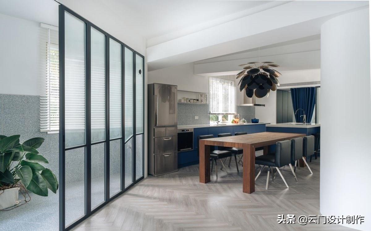 Small apartment becomes bigger! 20 clever folding door designs combine lighting, partitions and design at once
