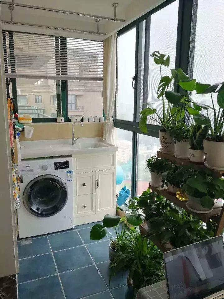 These small balconies are so practical that they can easily meet the needs of washing and drying.