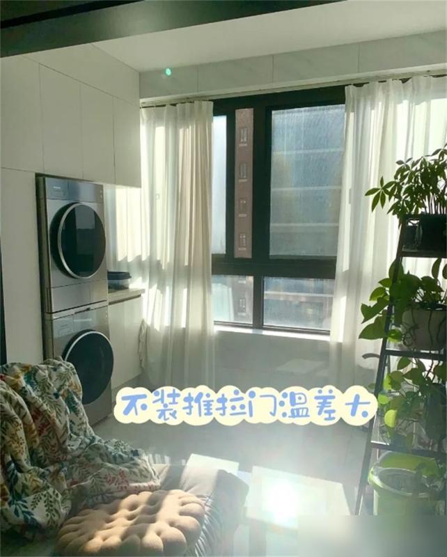 Shouldn’t the sliding doors between the sun and the living room be removed? Visitor: Don\'t tear it down! I regret it too much