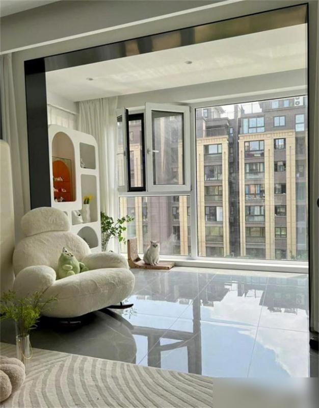 Shouldn’t the sliding doors between the sun and the living room be removed? Visitor: Don\'t tear it down! I regret it too much